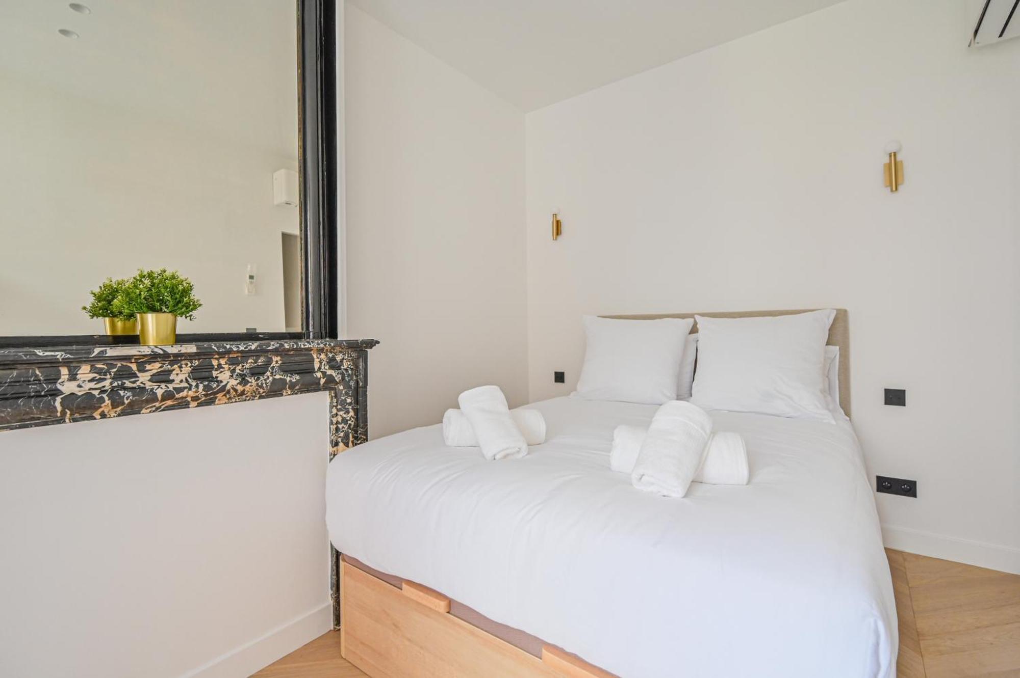 Sumptuous & Serene Parisian Flat Exterior photo