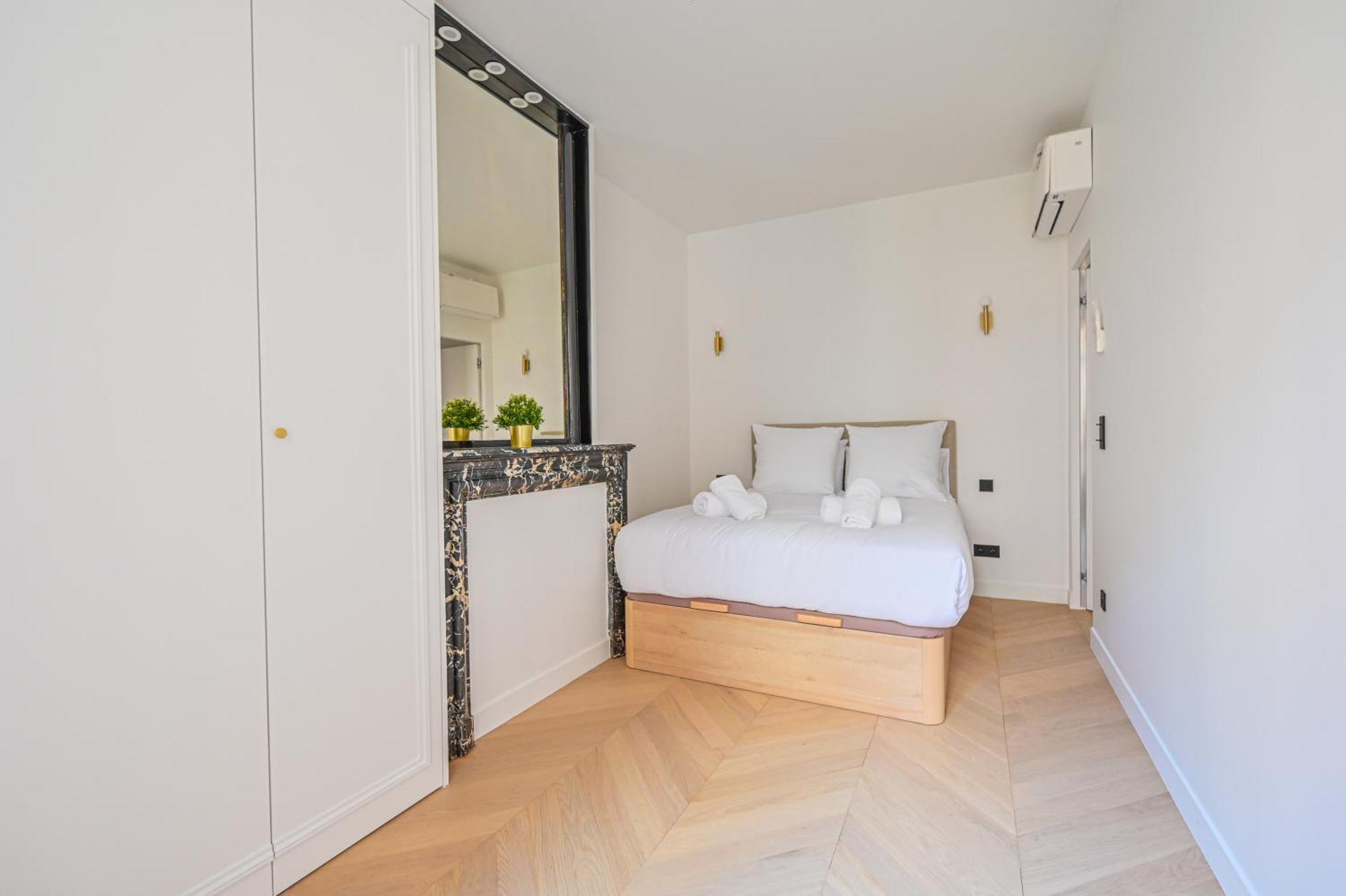 Sumptuous & Serene Parisian Flat Exterior photo